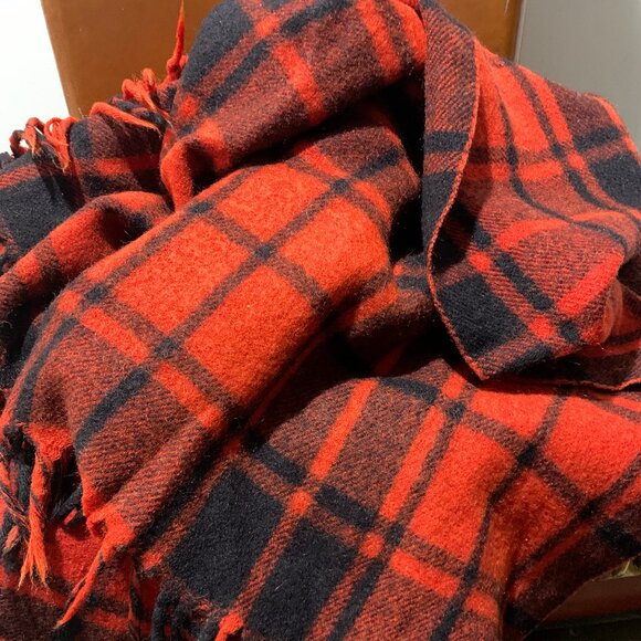 VINTAGE SOFT WOOL RED & BLACK PLAID FRINGE BLANKET THROWS - Picture 3 of 9
